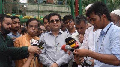 সাংবাদিকদের সঙ্গে কথা বলছেন মেয়র শেখ ফজলে নূর তাপস