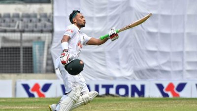 উড়ন্ত চুমুতে শান্তর ট্রেডমার্ক উদযাপন।