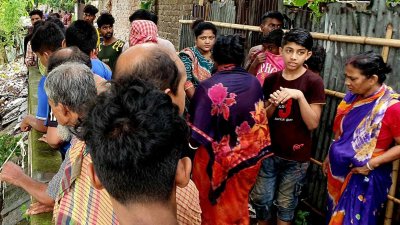 ঘটনাস্থলে স্থানীয়রা