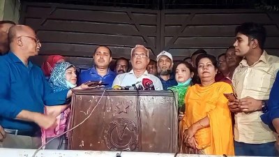 সাংবাদিকদের সঙ্গে কথা বলছেন চিকিৎসক এ জেড এম জাহিদ হোসেন