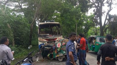 একজন নিহতের পর বাসে আগুন দিলো বিক্ষুব্ধ জনতা