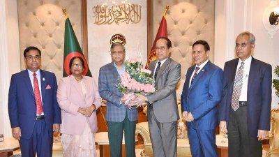 রাষ্ট্রপতির সঙ্গে সাক্ষাৎ করলেন সিইসি ও তিন নির্বাচন কমিশনার (ছবি: ফোকাস বাংলা)