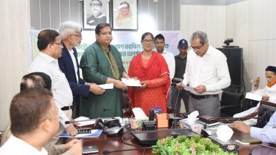 অনুদানের চেক হস্তান্তর করেন প্রতিমন্ত্রী জাহিদ আহসান রাসেল