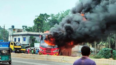 দুর্ঘটনার পর বিক্ষুব্ধ জনতা বাসটি ভাঙচুরের পর অগ্নিসংযোগ করেন