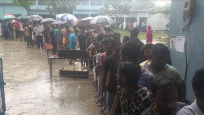 বৃষ্টিতে ভিজে ভোট দিচ্ছেন ভোটাররা