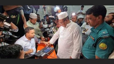 ভোট দিচ্ছেন জাতীয় পার্টির মেয়র প্রার্থী নজরুল ইসলাম বাবুল