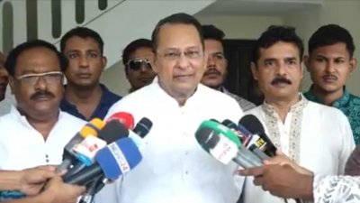 সাংবাদিকদের সঙ্গে কথা বলছেন হাসানুল হক ইনু