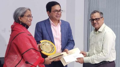 শিক্ষামন্ত্রী ডা. দীপু মনির হাত থেকে পুরস্কার নিচ্ছেন অধ্যাপক নেহাল আহমেদ