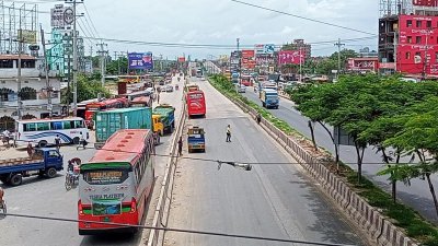 ফাঁকা সড়কে চলছে গাড়ি