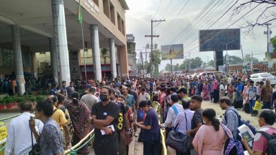 বেনাপোলে যাত্রীদের ভিড়