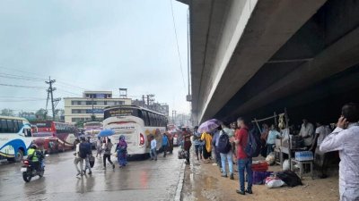 বৃষ্টির মধ্যে অনেকেই সড়কে গাড়ির অপেক্ষায়