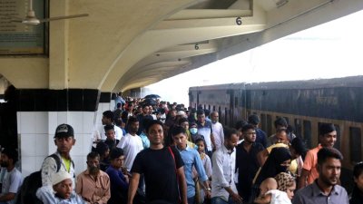কমলাপুর থেক আন্তনগর ট্রেনে যাত্রা স্বস্তিদায়ক হলেও কমিউটার ট্রেন নিয়ে অভিযোগ যাত্রীদের