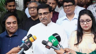 মেডিক্যাল পড়ুয়া কুষ্টিয়ার শিক্ষার্থীদের সঙ্গে মতবিনিময় শেষে সাংবাদিকদের সঙ্গে কথা বলেন মাহবুবউল আলম হানিফ