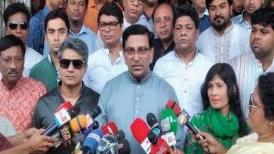 সাংবাদিকদের সঙ্গে কথা বলছেন মাহবুবউল আলম হানিফ
