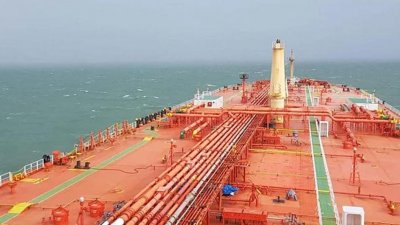 গভীর সমুদ্র থেকে পাইপলাইনের মাধ্যমে তেল খালাস