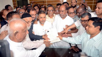 দলীয় নেতাকর্মীদের নিয়ে রিটার্নিং কর্মকর্তার কাছে মনোনয়নপত্র জমা দেন আওয়ামী লীগের প্রার্থী মহিউদ্দিন বাচ্চু