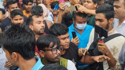 হিরো আলম দাবি করেন, তার ওপর দফায় দফায় হামলার ঘটনা ঘটেছে