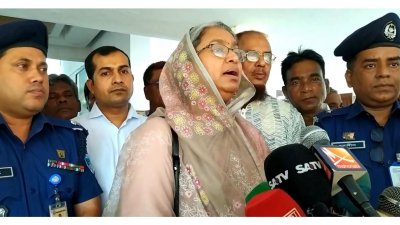 চাঁদপুর সার্কিট হাউজে সাংবাদিকদের সঙ্গে কথা বলছেন শিক্ষামন্ত্রী ডা. দীপু মনি