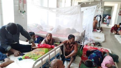 ময়মনসিংহ হাসপাতালের ডেঙ্গু ওয়ার্ডে ভর্তি রোগীরা