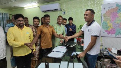 পরিবহন শ্রমিক ইউনিয়ন ও মালিক সমিতির নেতারা চালক মিজানুর রহমান মিজাকে পুলিশের হাতে তুলে দেন