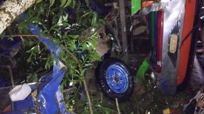 দুর্ঘটনা কবলিত অটোরিকশা ও বাস