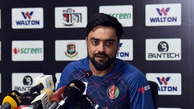 সংবাদ সম্মেলনে কথা বলছেন রশিদ খান।
