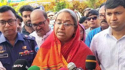 চাঁদপুরে সাংবাদিকদের সঙ্গে কথা বলছেন শিক্ষামন্ত্রী ডা. দীপু মনি