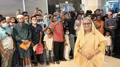 প্রধানমন্ত্রীকে কাছে পেয়ে উপস্থিত মানুষের উচ্ছ্বাস