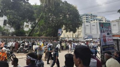 শিক্ষকদের অবস্থান কর্মসূচিতে পুলিশের লাঠিচার্জের অভিযোগ উঠেছে পুলিশের বিরুদ্ধে