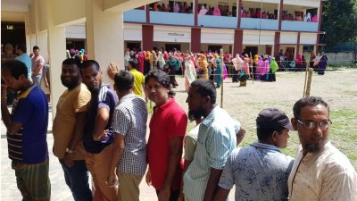 কেন্দ্রে অপেক্ষমাণ ভোটার