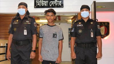 শিশুকে অপহরণ করে ট্রেনে ঘুরে ঘুরে মুক্তিপণ দাবি
