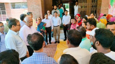 বিশ্ববিদ্যালয়ের উপাচার্য অধ্যাপক মো. নূরুল আলম সাবেক উপাচার্য অধ্যাপক শরীফ এনামুল কবিরসহ অন্যান্য শিক্ষকদের নিয়ে কর্মচারীদের সঙ্গে কথা বলেন