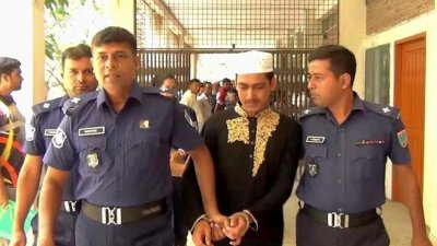 দণ্ডপ্রাপ্ত আব্দুর রহমানকে কারাগারে নিয়ে যাচ্ছে পুলিশ
