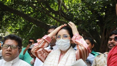 আদালত চত্বরে পরীমণি