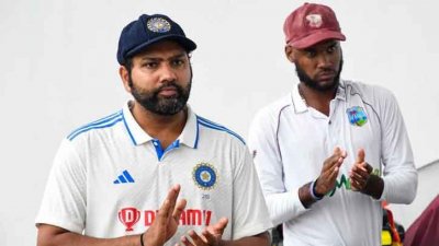 পুরস্কার বিতরণীতে দুই অধিনায়ক রোহিত ও ব্র্যাথওয়েট