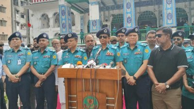 কথা বলছেন ডিএমপি কমিশনার খন্দকার গোলাম ফারুক