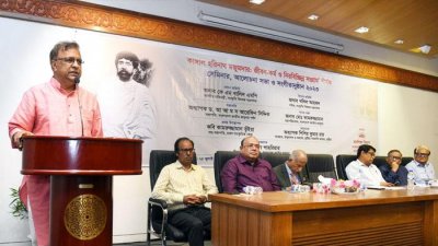 অনুষ্ঠানে বক্তব্য রাখছেন সংস্কৃতিবিষয়ক প্রতিমন্ত্রী কে এম খালিদ