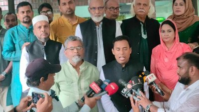 জনসমাবেশস্থল পরিদর্শন শেষে সাংবাদিকদের সঙ্গে কথা বলেন এস এম কামাল