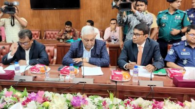 আন্তর্জাতিক নির্বাচন পর্যবেক্ষকদের সঙ্গে বৈঠকে স্বরাষ্ট্রমন্ত্রী আসাদুজ্জামান খান কামাল (ছবি: ফোকাস বাংলা)