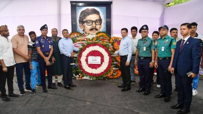 শেখ কামালের ৭৪তম জন্মবার্ষিকীতে তার প্রতিকৃতিতে ফুল দিয়ে শ্রদ্ধা জানাচ্ছেন আইজিপি