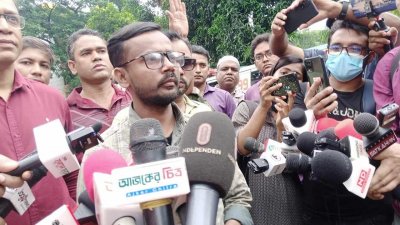 ডিবি কার্যালয় প্রাঙ্গণে হিরো আলম