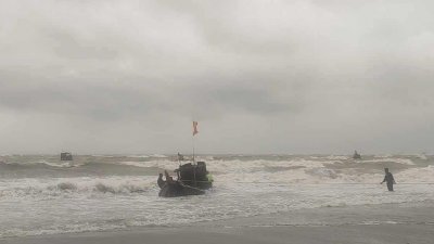 মোংলায় উত্তাল সাগর