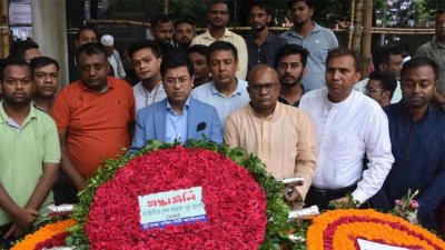 বনানী কবরস্থানে বঙ্গমাতা বেগম ফজিলাতুন নেছা মুজিবের সমাধিতে ফুল দিয়ে শ্রদ্ধা জানান মেয়র ব্যারিস্টার শেখ ফজলে নূর তাপস
