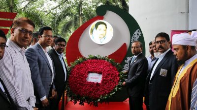 বঙ্গমাতার প্রতিকৃতিতে শ্রদ্ধা জানান স্থানীয় সরকারমন্ত্রী মো. তাজুল ইসলাম