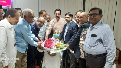 বিমানবন্দরে রওশন এরশাদকে স্বাগত জানান বিরোধীদলীয় চিফ হুইপ মশিউর রহমান রাঙ্গাসহ বিভিন্ন পর্যায়ের নেতারা