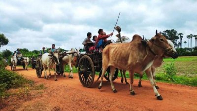 সাগাইং থেকে পালাচ্ছে বেসামরিক মানুষ, ছবি: ইরাবতী