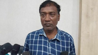 সাংবাদিকদের সঙ্গে কথা বলছেন আয়ুব খান বাবুল
