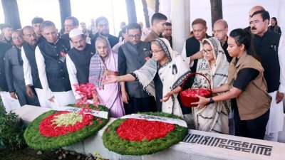 বনানী কবরস্থানে শ্রদ্ধা নিবেদন করছেন প্রধানমন্ত্রী শেখ হাসিনা (ছবি: ফোকাস বাংলা)