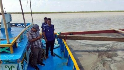 ড্রেজার ও দুটি বালুভর্তি বাল্কহেড জব্দ করেন ভ্রাম্যমাণ আদালত