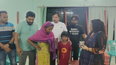 শিশুটিকে মায়ের হাতে তুলে দেওয়া হয়েছে